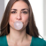 Κινηματογράφηση σε πρώτο πλάνο του νέου bubblegum φυσήγματος γυναικών στοκ φωτογραφία Κινηματογράφηση σε πρώτο πλάνο του νέου bubblegum φυσήγματος γυναικών στοκ φωτογραφία