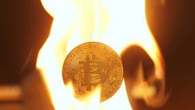 Κινηματογράφηση σε πρώτο πλάνο Bitcoin χαλασμένο στην πυρκαγιά επειδή γίνεται Trustable απόθεμα βίντεο Κινηματογράφηση σε πρώτο πλάνο Bitcoin χαλασμένο στην πυρκαγιά επειδή γίνεται Trustable απόθεμα βίντεο