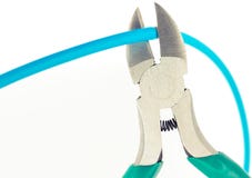 Κινηματογράφηση σε πρώτο πλάνο nippers μετάλλων και του μπλε καλωδίου στο άσπρο υπόβαθρο Στοκ Φωτογραφίες Κινηματογράφηση σε πρώτο πλάνο nippers μετάλλων και του μπλε καλωδίου στο άσπρο υπόβαθρο Στοκ Φωτογραφίες