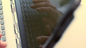 Κινηματογράφηση σε πρώτο πλάνο, αντανάκλαση στην οθόνη lap-top Καλλιεργημένος πυροβολισμός των χεριών της επιχειρησιακής γυναίκας απόθεμα βίντεο Κινηματογράφηση σε πρώτο πλάνο, αντανάκλαση στην οθόνη lap-top Καλλιεργημένος πυροβολισμός των χεριών της επιχειρησιακής γυναίκας απόθεμα βίντεο