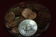 Κινηματογράφηση σε πρώτο πλάνο ενός bitcoin στοκ φωτογραφίες Κινηματογράφηση σε πρώτο πλάνο ενός bitcoin στοκ φωτογραφίες