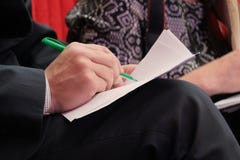 Κινηματογράφηση σε πρώτο πλάνο ενός ανθρώπινου χεριού που γράφει σε χαρτί με μια πράσινη μάνδρα Ενήλικες πληροφορίες αρχείων ατόμ στοκ εικόνα Κινηματογράφηση σε πρώτο πλάνο ενός ανθρώπινου χεριού που γράφει σε χαρτί με μια πράσινη μάνδρα Ενήλικες πληροφορίες αρχείων ατόμ στοκ εικόνα