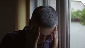 Κινηματογράφηση σε πρώτο πλάνο ενός ατόμου που στέκεται στο παράθυρο, που κρατά τα χέρια του πέρα από το κεφάλι του που πάσχει απ απόθεμα βίντεο Κινηματογράφηση σε πρώτο πλάνο ενός ατόμου που στέκεται στο παράθυρο, που κρατά τα χέρια του πέρα από το κεφάλι του που πάσχει απ απόθεμα βίντεο