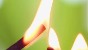 Κινηματογράφηση σε πρώτο πλάνο καπνού θυμιάματος Ραβδί αρώματος πυρκαγιών αντιστοιχιών Ηρεμία και mindfulness Κινηματογράφηση σε πρώτο πλάνο καπνού θυμιάματος Ραβδί αρώματος πυρκαγιών αντιστοιχιών Ηρεμία και mindfulness