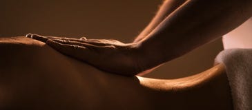 Κινηματογράφηση σε πρώτο πλάνο μασάζ με τα χέρια του επαγγελματικού μασέρ Κινηματογράφηση σε πρώτο πλάνο μασάζ με τα χέρια του επαγγελματικού μασέρ