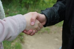 Κινηματογράφηση σε πρώτο πλάνο μιας επιχειρησιακής χειραψίας, στο δάσος στοκ φωτογραφίες με δικαίωμα ελεύθερης χρήσης Κινηματογράφηση σε πρώτο πλάνο μιας επιχειρησιακής χειραψίας, στο δάσος στοκ φωτογραφίες με δικαίωμα ελεύθερης χρήσης