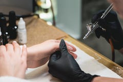 Κινηματογράφηση σε πρώτο πλάνο που πυροβολείται μιας γυναίκας σε ένα σαλόνι καρφιών που λαμβάνει ένα μανικιούρ από ένα beautician στοκ φωτογραφία Κινηματογράφηση σε πρώτο πλάνο που πυροβολείται μιας γυναίκας σε ένα σαλόνι καρφιών που λαμβάνει ένα μανικιούρ από ένα beautician στοκ φωτογραφία