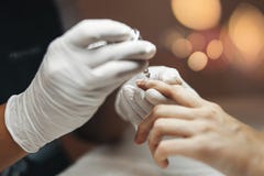 Κινηματογράφηση σε πρώτο πλάνο που πυροβολείται μιας γυναίκας σε ένα σαλόνι καρφιών που λαμβάνει ένα μανικιούρ από ένα beautician στοκ εικόνες Κινηματογράφηση σε πρώτο πλάνο που πυροβολείται μιας γυναίκας σε ένα σαλόνι καρφιών που λαμβάνει ένα μανικιούρ από ένα beautician στοκ εικόνες