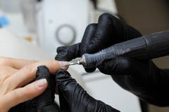 Παραδίδει τις προσοχές γαντιών για τα καρφιά χεριών Σαλόνι ομορφιάς μανικιούρ Καρφιά που αρχειοθετούν με το αρχείο στοκ φωτογραφία με δικαίωμα ελεύθερης χρήσης Παραδίδει τις προσοχές γαντιών για τα καρφιά χεριών Σαλόνι ομορφιάς μανικιούρ Καρφιά που αρχειοθετούν με το αρχείο στοκ φωτογραφία με δικαίωμα ελεύθερης χρήσης