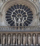 Κινηματογράφηση σε πρώτο πλάνο της Notre Dame με ένα παράθυρο στοκ φωτογραφία Κινηματογράφηση σε πρώτο πλάνο της Notre Dame με ένα παράθυρο στοκ φωτογραφία