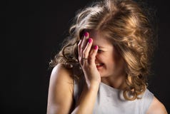 Κινηματογράφηση σε πρώτο πλάνο της γελώντας γυναίκας στοκ φωτογραφία Κινηματογράφηση σε πρώτο πλάνο της γελώντας γυναίκας στοκ φωτογραφία