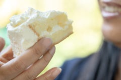 Κινηματογράφηση σε πρώτο πλάνο της γυναίκας που τρώει το κέικ στοκ φωτογραφίες Κινηματογράφηση σε πρώτο πλάνο της γυναίκας που τρώει το κέικ στοκ φωτογραφίες