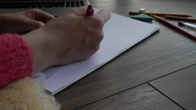 Κινηματογράφηση σε πρώτο πλάνο της εργασίας του καλλιτέχνη με το μολύβι απόθεμα βίντεο Κινηματογράφηση σε πρώτο πλάνο της εργασίας του καλλιτέχνη με το μολύβι απόθεμα βίντεο