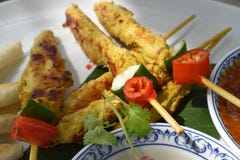 Κινηματογράφηση σε πρώτο πλάνο του satay κοτόπουλου σε ένα εστιατόριο στην Ταϊλάνδη στοκ εικόνες Κινηματογράφηση σε πρώτο πλάνο του satay κοτόπουλου σε ένα εστιατόριο στην Ταϊλάνδη στοκ εικόνες