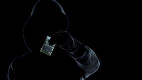 Κινηματογράφηση σε πρώτο πλάνο του άγνωστου ατόμου που παρουσιάζει πακέτο με την ηρωΐδα στη κάμερα, διακινητής ναρκωτικών στοκ εικόνα με δικαίωμα ελεύθερης χρήσης Κινηματογράφηση σε πρώτο πλάνο του άγνωστου ατόμου που παρουσιάζει πακέτο με την ηρωΐδα στη κάμερα, διακινητής ναρκωτικών στοκ εικόνα με δικαίωμα ελεύθερης χρήσης