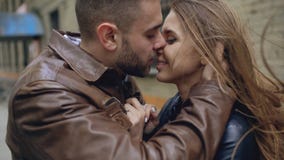Κινηματογράφηση σε πρώτο πλάνο του ευτυχούς αγαπώντας ζεύγους που φιλά και που αγκαλιάζει ενώ havinhg περπατήστε στην οδό πόλεων στοκ εικόνες με δικαίωμα ελεύθερης χρήσης Κινηματογράφηση σε πρώτο πλάνο του ευτυχούς αγαπώντας ζεύγους που φιλά και που αγκαλιάζει ενώ havinhg περπατήστε στην οδό πόλεων στοκ εικόνες με δικαίωμα ελεύθερης χρήσης
