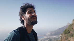 Κινηματογράφηση σε πρώτο πλάνο του ευτυχούς οδοιπόρου με τις διόπτρες ενάντια στον ουρανό απόθεμα βίντεο Κινηματογράφηση σε πρώτο πλάνο του ευτυχούς οδοιπόρου με τις διόπτρες ενάντια στον ουρανό απόθεμα βίντεο