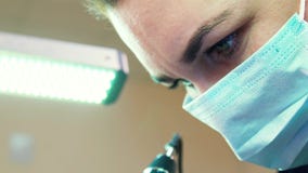 Κινηματογράφηση σε πρώτο πλάνο του νέου προσώπου γυναικών στη μάσκα η εργασία απόθεμα βίντεο Κινηματογράφηση σε πρώτο πλάνο του νέου προσώπου γυναικών στη μάσκα η εργασία απόθεμα βίντεο