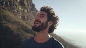 Κινηματογράφηση σε πρώτο πλάνο του χαμογελώντας οδοιπόρου ενάντια στον ουρανό απόθεμα βίντεο Κινηματογράφηση σε πρώτο πλάνο του χαμογελώντας οδοιπόρου ενάντια στον ουρανό απόθεμα βίντεο