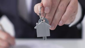 Κινηματογράφηση σε πρώτο πλάνο των κλειδιών διαμερισμάτων εκμετάλλευσης διευθυντών επιχείρησης, διαπραγμάτευση αγορών κτηρίου απόθεμα βίντεο Κινηματογράφηση σε πρώτο πλάνο των κλειδιών διαμερισμάτων εκμετάλλευσης διευθυντών επιχείρησης, διαπραγμάτευση αγορών κτηρίου απόθεμα βίντεο
