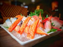Κινηματογράφηση σε πρώτο πλάνο των μικτών Sashimi καθορισμένων ιαπωνικών τροφίμων στο άσπρο πιάτο στοκ εικόνες Κινηματογράφηση σε πρώτο πλάνο των μικτών Sashimi καθορισμένων ιαπωνικών τροφίμων στο άσπρο πιάτο στοκ εικόνες