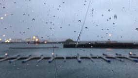 Κινηματογράφηση σε πρώτο πλάνο των σταγονίδιων νερού στο γυαλί Κινηματογράφηση σε πρώτο πλάνο των σταγονίδιων νερού στο γυαλί