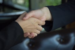 Κινηματογράφηση σε πρώτο πλάνο των χεριών ενός επιχειρησιακών γυναικών τινάγματος στοκ φωτογραφίες Κινηματογράφηση σε πρώτο πλάνο των χεριών ενός επιχειρησιακών γυναικών τινάγματος στοκ φωτογραφίες