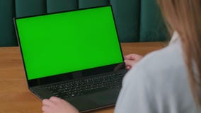 Κινηματογράφηση σε πρώτο πλάνο των χεριών μιας γυναίκας που λειτουργούν στην πράσινη οθόνη σε ένα lap-top 4k πυροβολισμός απόθεμα βίντεο Κινηματογράφηση σε πρώτο πλάνο των χεριών μιας γυναίκας που λειτουργούν στην πράσινη οθόνη σε ένα lap-top 4k πυροβολισμός απόθεμα βίντεο
