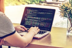 Κινηματογράφηση σε πρώτο πλάνο των χεριών προγραμματιστών ` s που λειτουργούν στους κωδικούς πηγής πέρα από ένα lap-top μια ηλιόλ στοκ φωτογραφίες Κινηματογράφηση σε πρώτο πλάνο των χεριών προγραμματιστών ` s που λειτουργούν στους κωδικούς πηγής πέρα από ένα lap-top μια ηλιόλ στοκ φωτογραφίες