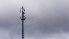 Κινητή κίνηση σύννεφων πόλων και μπλε ουρανού κεραιών πύργων επικοινωνιών 4K, Timelapse απόθεμα βίντεο Κινητή κίνηση σύννεφων πόλων και μπλε ουρανού κεραιών πύργων επικοινωνιών 4K, Timelapse απόθεμα βίντεο