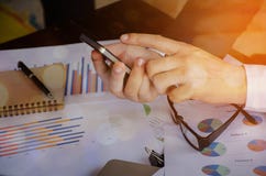 κινητή τηλεφωνική χρησιμο&p στοκ φωτογραφίες με δικαίωμα ελεύθερης χρήσης κινητή τηλεφωνική χρησιμο&p στοκ φωτογραφίες με δικαίωμα ελεύθερης χρήσης