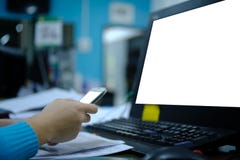 Κινητή χλεύη τηλεφώνων και υπολογιστών λαβής χεριών επάνω στην οθόνη, technolog στοκ φωτογραφίες Κινητή χλεύη τηλεφώνων και υπολογιστών λαβής χεριών επάνω στην οθόνη, technolog στοκ φωτογραφίες