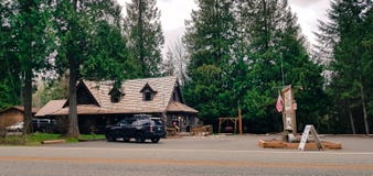 Κλασικός εμείς αμερικανικό roadhouse στα ξύλα στοκ εικόνα Κλασικός εμείς αμερικανικό roadhouse στα ξύλα στοκ εικόνα