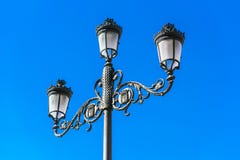 Κλασσικός παλαιός λαμπτήρας ενάντια στο μπλε ουρανό, Μαδρίτη, Ισπανία Διάστημα αντιγράφων για το κείμενο στοκ εικόνα Κλασσικός παλαιός λαμπτήρας ενάντια στο μπλε ουρανό, Μαδρίτη, Ισπανία Διάστημα αντιγράφων για το κείμενο στοκ εικόνα