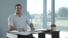 Κλείνοντας φορητός προσωπικός υπολογιστής επιχειρησιακών ατόμων στο σπίτι πολυτέλειας Κουρασμένη αρσενική εργασία λήξης απόθεμα βίντεο Κλείνοντας φορητός προσωπικός υπολογιστής επιχειρησιακών ατόμων στο σπίτι πολυτέλειας Κουρασμένη αρσενική εργασία λήξης απόθεμα βίντεο