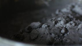 Κλείστε αυξημένος ενός κάδου του τσιμέντου, των εργαζομένων υλικών και του νερού μιγμάτων χαλαρών για να παραγάγει το τσιμέντο φιλμ μικρού μήκους Κλείστε αυξημένος ενός κάδου του τσιμέντου, των εργαζομένων υλικών και του νερού μιγμάτων χαλαρών για να παραγάγει το τσιμέντο φιλμ μικρού μήκους