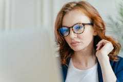 Κλείστε αυξημένος της γυναίκας εργαζόμενος συμπληρώνει το επιτυχές πρόγραμμα, κάνει τη μακρινή εργασία, που στρέφεται στο όργανο στοκ εικόνα Κλείστε αυξημένος της γυναίκας εργαζόμενος συμπληρώνει το επιτυχές πρόγραμμα, κάνει τη μακρινή εργασία, που στρέφεται στο όργανο στοκ εικόνα