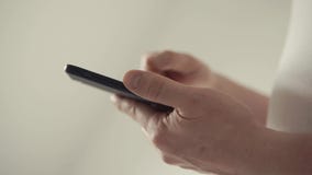 Κλείστε αυξημένος το των χεριών ατόμων ` s, το οποίο στέλνει ένα μήνυμα σε ένα κινητό τηλέφωνο απόθεμα βίντεο Κλείστε αυξημένος το των χεριών ατόμων ` s, το οποίο στέλνει ένα μήνυμα σε ένα κινητό τηλέφωνο απόθεμα βίντεο