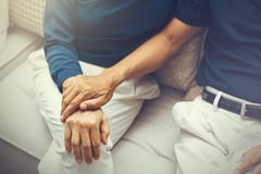 Κλείστε αυξημένος των ηλικιωμένων ανώτερων χεριών εκμετάλλευσης ζευγών και υποστήριξη η μια με την άλλη στοκ εικόνα Κλείστε αυξημένος των ηλικιωμένων ανώτερων χεριών εκμετάλλευσης ζευγών και υποστήριξη η μια με την άλλη στοκ εικόνα