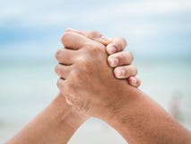 Κλείστε δύο κρατώντας τα χέρια στο υπόβαθρο θάλασσας bokeh Φιλία, Hel στοκ εικόνα με δικαίωμα ελεύθερης χρήσης Κλείστε δύο κρατώντας τα χέρια στο υπόβαθρο θάλασσας bokeh Φιλία, Hel στοκ εικόνα με δικαίωμα ελεύθερης χρήσης