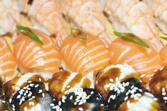 Κλείστε επάνω sashimi των σουσιών που τίθενται με chopsticks και τη σόγια στοκ εικόνες Κλείστε επάνω sashimi των σουσιών που τίθενται με chopsticks και τη σόγια στοκ εικόνες