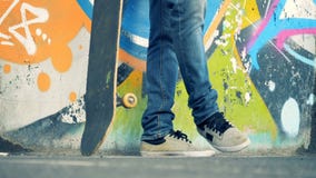 Κλείστε επάνω βρώμικο skateboard που παίρνει ανυψωμένο από ένα ανθρώπινο πόδι απόθεμα βίντεο Κλείστε επάνω βρώμικο skateboard που παίρνει ανυψωμένο από ένα ανθρώπινο πόδι απόθεμα βίντεο