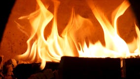 Κλείστε επάνω για το κάψιμο της πυρκαγιάς στον ντεμοντέ φούρνο για τα τρόφιμα ψησίματος Πλαίσιο Παραδοσιακός φούρνος, καίγοντας ξ στοκ εικόνα με δικαίωμα ελεύθερης χρήσης Κλείστε επάνω για το κάψιμο της πυρκαγιάς στον ντεμοντέ φούρνο για τα τρόφιμα ψησίματος Πλαίσιο Παραδοσιακός φούρνος, καίγοντας ξ στοκ εικόνα με δικαίωμα ελεύθερης χρήσης