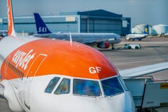 Κλείστε επάνω ενός αεροπλάνου airbus Easyjet έτοιμου για τους επιβάτες στον στοκ εικόνες με δικαίωμα ελεύθερης χρήσης Κλείστε επάνω ενός αεροπλάνου airbus Easyjet έτοιμου για τους επιβάτες στον στοκ εικόνες με δικαίωμα ελεύθερης χρήσης