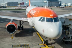 Κλείστε επάνω ενός αεροπλάνου airbus Easyjet έτοιμου για τους επιβάτες στον στοκ φωτογραφίες με δικαίωμα ελεύθερης χρήσης Κλείστε επάνω ενός αεροπλάνου airbus Easyjet έτοιμου για τους επιβάτες στον στοκ φωτογραφίες με δικαίωμα ελεύθερης χρήσης
