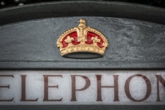 Κλείστε επάνω ενός βασιλικού συμβόλου κορωνών σε έναν αγγλικό γκρίζο τηλεφωνικό θάλαμο στο λουτρό UK στοκ εικόνα με δικαίωμα ελεύθερης χρήσης Κλείστε επάνω ενός βασιλικού συμβόλου κορωνών σε έναν αγγλικό γκρίζο τηλεφωνικό θάλαμο στο λουτρό UK στοκ εικόνα με δικαίωμα ελεύθερης χρήσης
