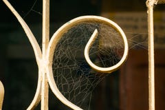 Κλείστε επάνω ενός Ιστού αραχνών σε ένα παράθυρο με ένα σκοτεινό θολωμένο υπόβαθρο στοκ εικόνα με δικαίωμα ελεύθερης χρήσης Κλείστε επάνω ενός Ιστού αραχνών σε ένα παράθυρο με ένα σκοτεινό θολωμένο υπόβαθρο στοκ εικόνα με δικαίωμα ελεύθερης χρήσης