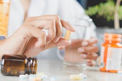 Κλείστε επάνω ενός χεριού γυναικών κρατώντας ένα χάπι βιταμινών στοκ εικόνες Κλείστε επάνω ενός χεριού γυναικών κρατώντας ένα χάπι βιταμινών στοκ εικόνες