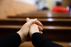 Κλείστε επάνω μιας γυναίκας δίνει την επίκληση στην εκκλησία στοκ φωτογραφία με δικαίωμα ελεύθερης χρήσης Κλείστε επάνω μιας γυναίκας δίνει την επίκληση στην εκκλησία στοκ φωτογραφία με δικαίωμα ελεύθερης χρήσης