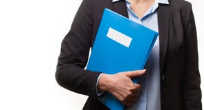 Κλείστε επάνω μιας νέας γυναίκας σε ένα επιχειρησιακό κοστούμι που κρατά ένα αρχείο στοκ εικόνες με δικαίωμα ελεύθερης χρήσης Κλείστε επάνω μιας νέας γυναίκας σε ένα επιχειρησιακό κοστούμι που κρατά ένα αρχείο στοκ εικόνες με δικαίωμα ελεύθερης χρήσης